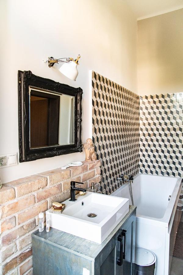 Stylishly Redecorated Apartment In Great Location Будапеща Екстериор снимка