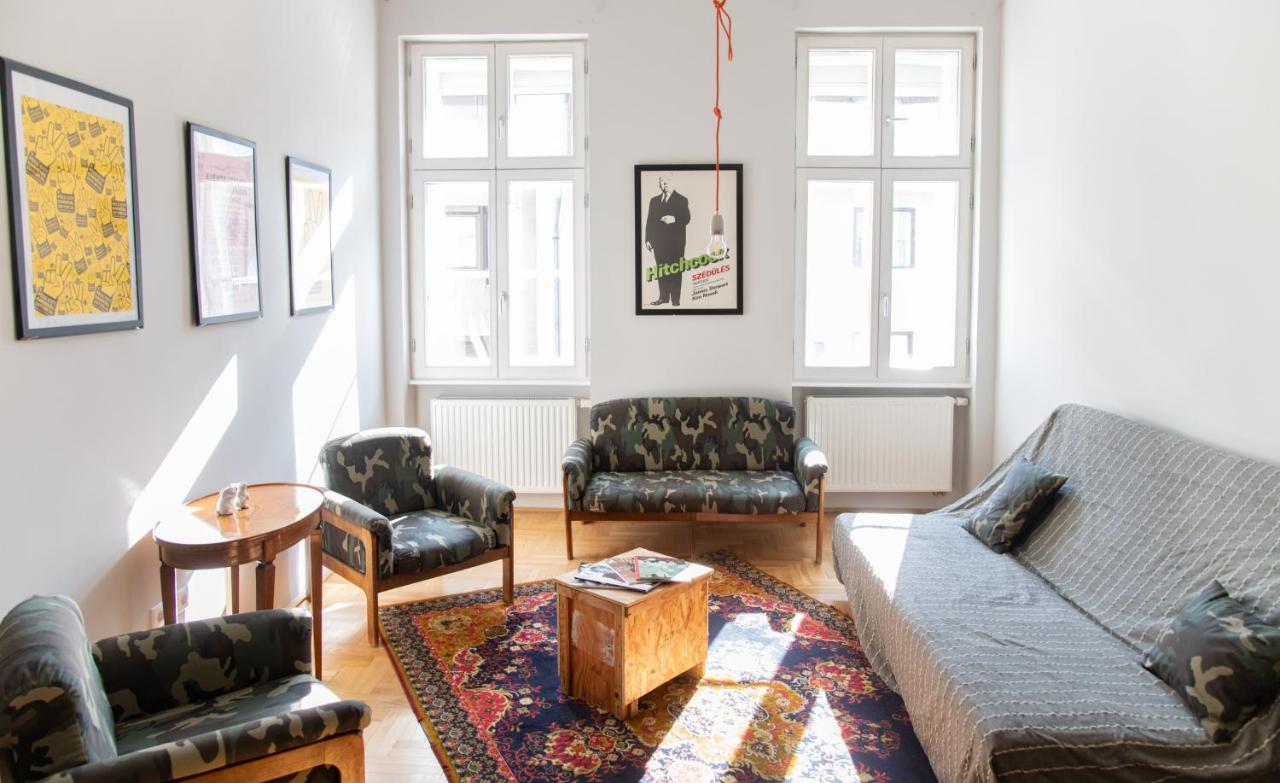 Stylishly Redecorated Apartment In Great Location Будапеща Екстериор снимка